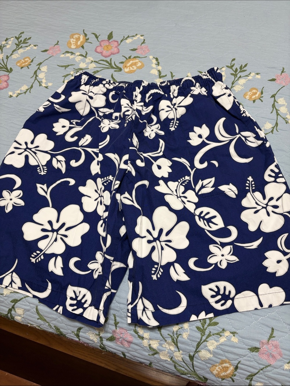 NWoT RJC Blue & White Hibiscus Floral pattern Mens swim Mens trunks Size Medium